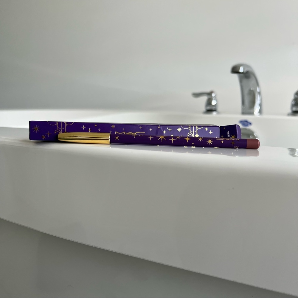 MAC lip pencil - colour Whirl